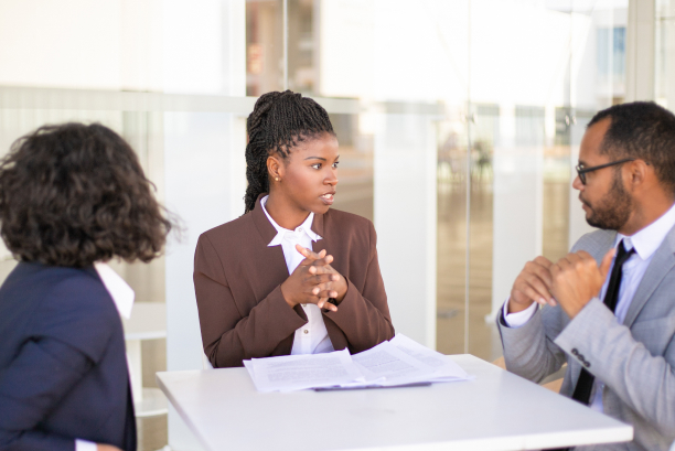 advisor-explaining-document-details-customer